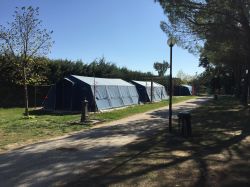 Camping blauwe tent buiten.JPG